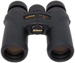 Nikon Monarch 7 8X30 Fernglas auf weissem Grund
