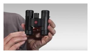 Leice Fernglas Ultravid 8x20 BR Aqua Dura in der Hand