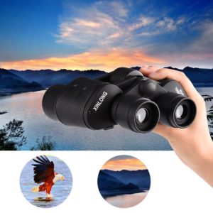 Fernglas 8x40 upgrow in der Hand vor Himmel und schneebedeckter Berglandschaft
