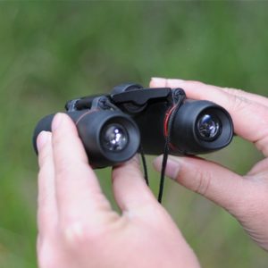 Qiorange Binoculars Fernglas in der Hand