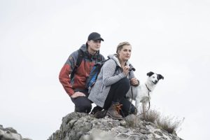 Frau, Mann und Hund auf Berg mit Steiner Fernglas