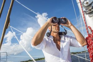 Mann schaut durch Steiner Fernglas