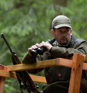 Mann im Jägerstand mit Steiner Fernglas