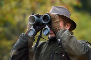 Jagfernglas Jäger schaut durch Jagdfernglas