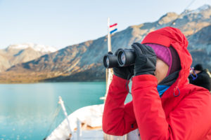 Tourist schaut durch Fernglas