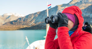 Tourist schaut durch Fernglas