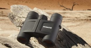 MINOX BV 10x25Fernglas auf einem Holzstueck in der Wueste