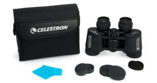 Celestron Fernglas mit Tasche auf weissem Grund