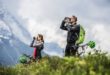 Mann und Frau in der Natur schauen durch Steiner SkyHawk 3.0 Fernglas