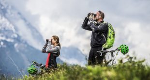 Mann und Frau in der Natur schauen durch Steiner SkyHawk 3.0 Fernglas